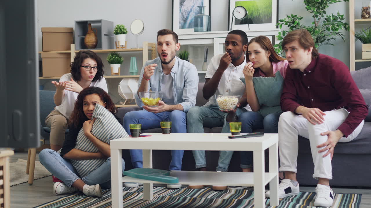 amigos viendo una película
