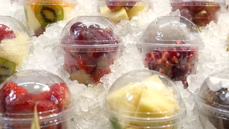 tazas de ensalada de frutas frescas en hielo