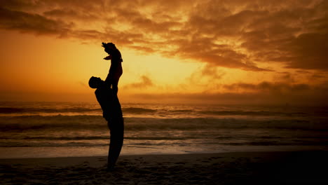 Playa,-Padre-Y-Levantando-A-Un-Niño-Con-Puesta-De-Sol