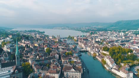 Amplia-Panorámica-De-Zurich,-Suiza,-Barriendo-La-Ciudad,-La-Historia-De-La-Reforma,-Un-Dron-Cinematográfico-Aéreo.