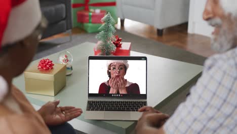 Feliz-Pareja-Afroamericana-De-Edad-Avanzada-En-Videollamada-Con-Una-Amiga-En-Navidad