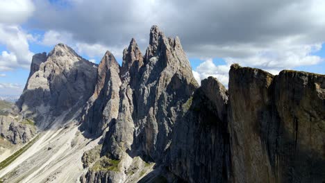 vistas aéreas con drones de la cordillera de seceda patrimonio mundial de la unesco en los dolomitas, italia