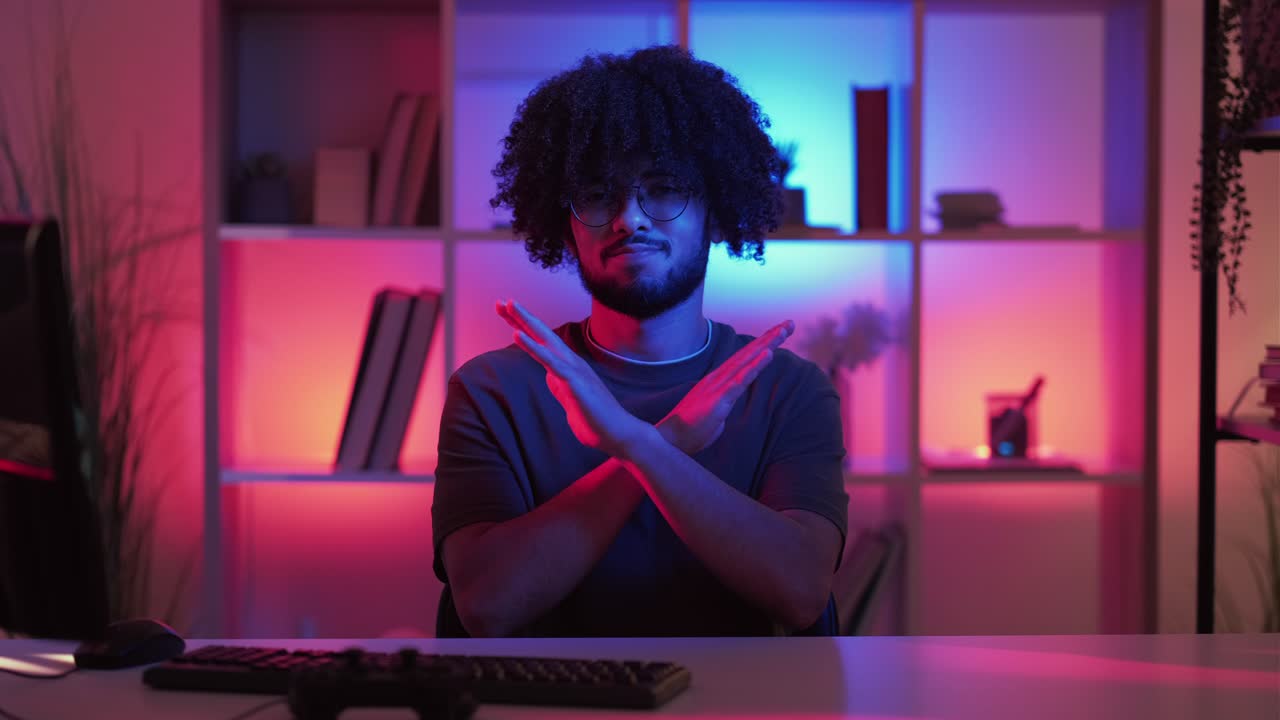 manos cruzadas protestando hombre meme expresión