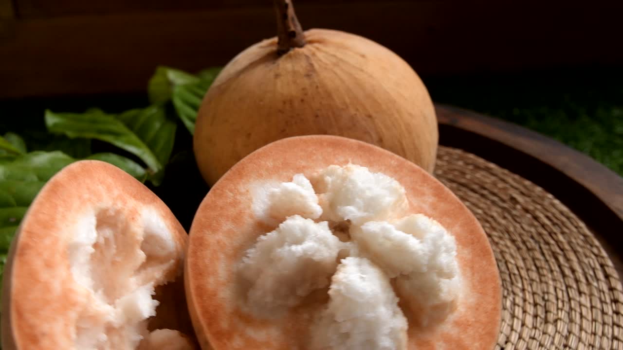 노란색 산톨은 태국의 열대 과일입니다.