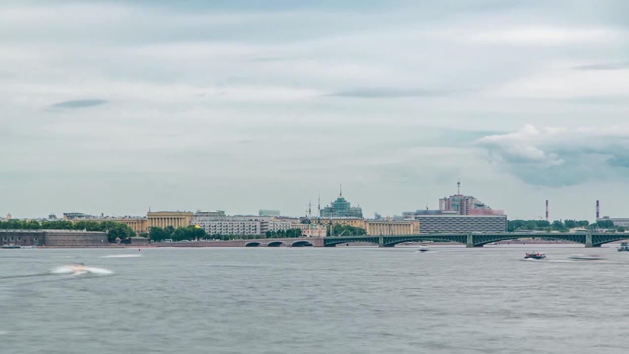 Udsigt over Treenighedsbroen i Sankt Petersborg over Neva-floden om eftermiddagen timelapse fra Paladsbroen