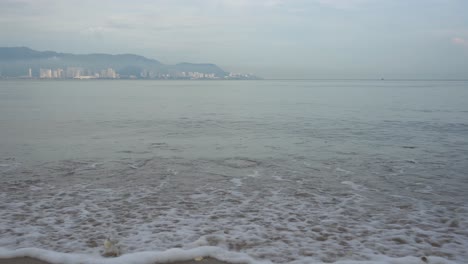 바다에서 부드러운 파도가 있는 해변.