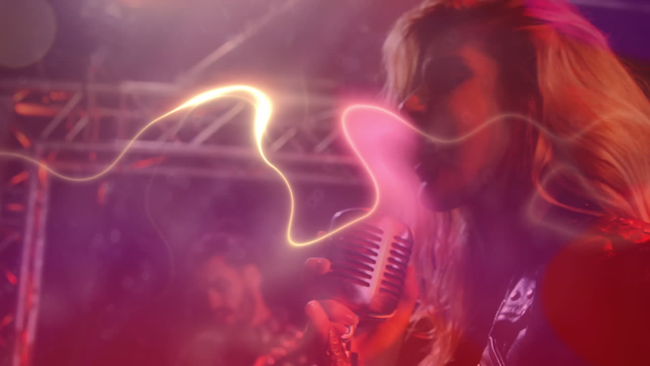 Onda luminosa in movimento sullo sfondo di una donna che canta a un concerto