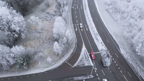 Escena-De-Invierno-Nevada-En-Carreteras-De-Intersección-De-Carreteras-Interestatales-De-Suecia,-Antena