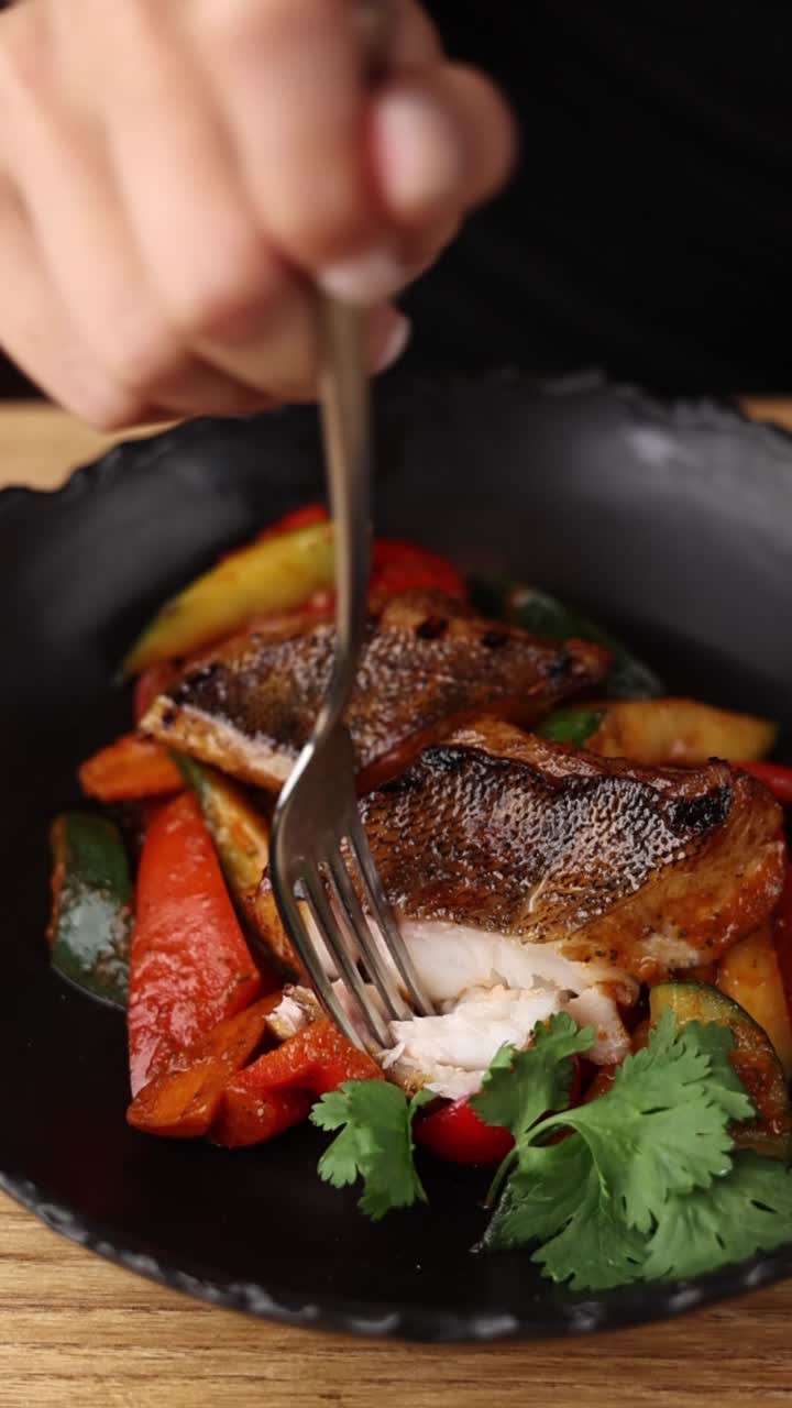 pescado a la parrilla con verduras asadas