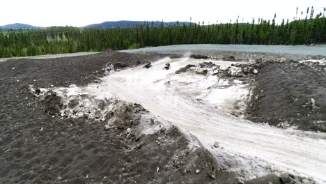 2-Schneemobile-Beschleunigten-Während-Eines-Rennens-In-Kanada