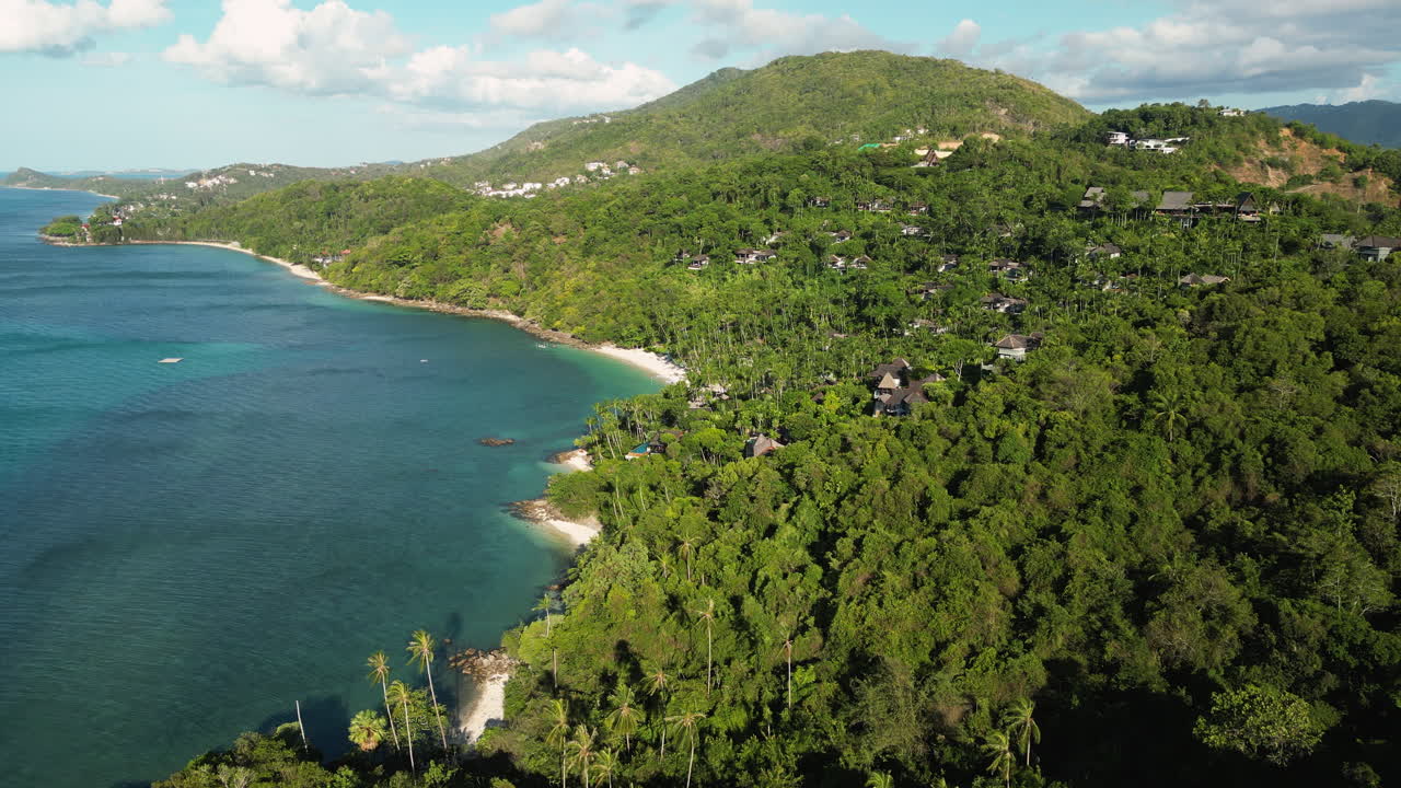 playa de la isla de koh samui en tailandia al atardecer rodeada de palmeras, órbita aérea