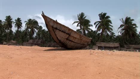 Low-Angle-Aufnahme-Eines-Fischerbootes-Am-Strand-In-Nigeria