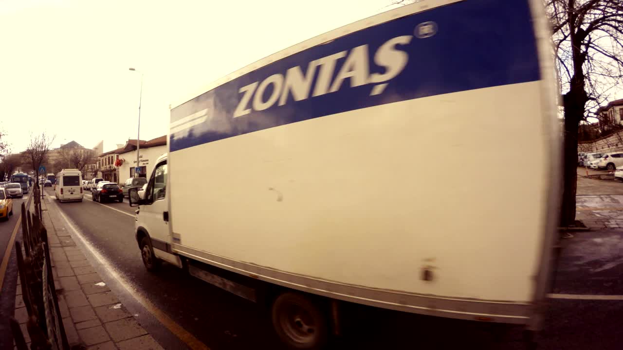 fuma humo del baño turco noche camino con coches ankara