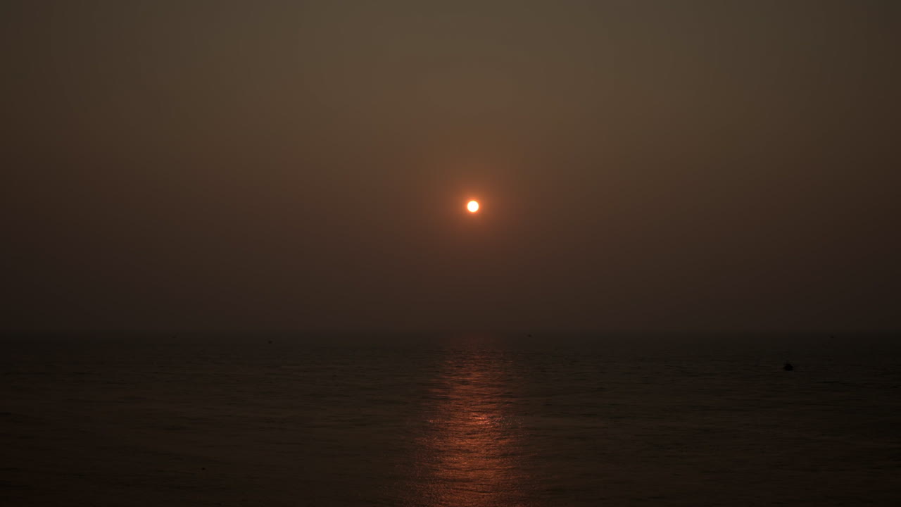कोच्चि के तटीय जल पर सिनेमैटिक सूर्योदय, केरल के अरब सागर में सुबह की चमक, कोच्चि, केरल में सुंदर भोर का क्षितिज, दक्षिण भारत में शांत समुद्री सूर्योदय, कोच्चि तट पर 4K सूर्योदय सीस्केप