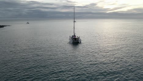 barco durante la puesta de sol en tailandia