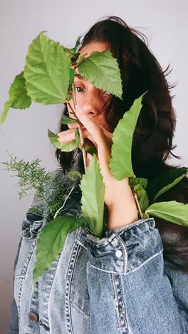 mujer con hojas