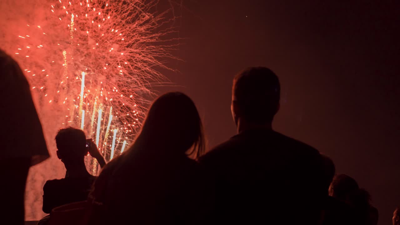 gente viendo fuegos artificiales
