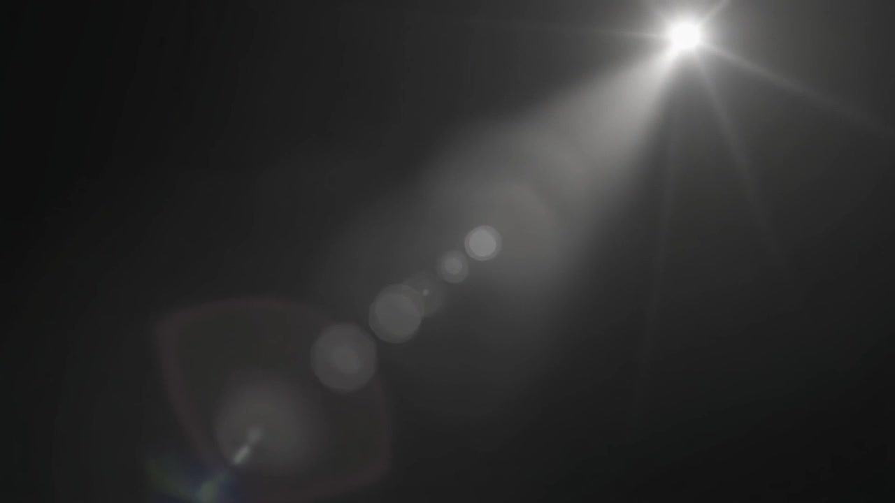 Bagliore di luce bianca brillante che si muove su sfondo scuro