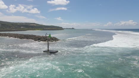 disparo de drone en movimiento rápido del embarcadero fuera de la cuenca del barco de hagatna guam