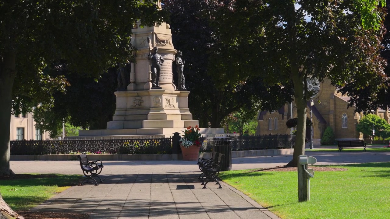 Aproximando-se com estabilizador por uma passarela de parque
