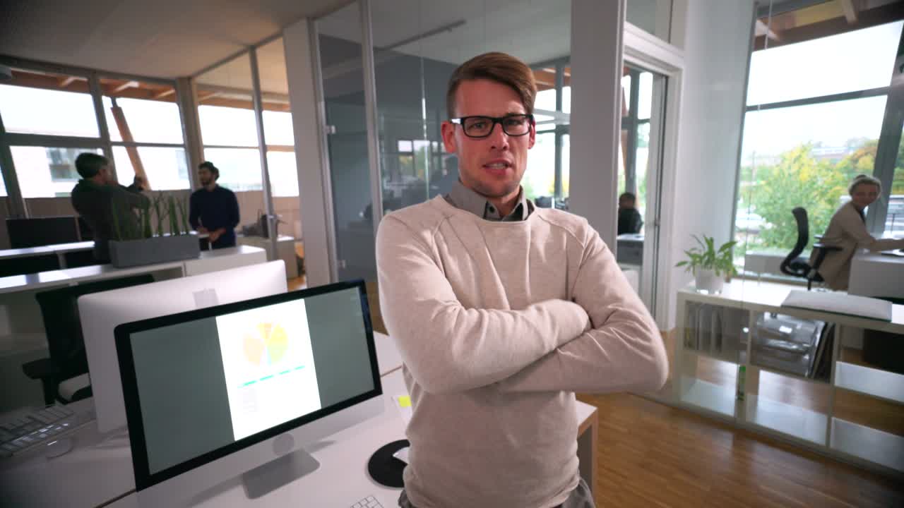 retrato de un joven empresario en la oficina