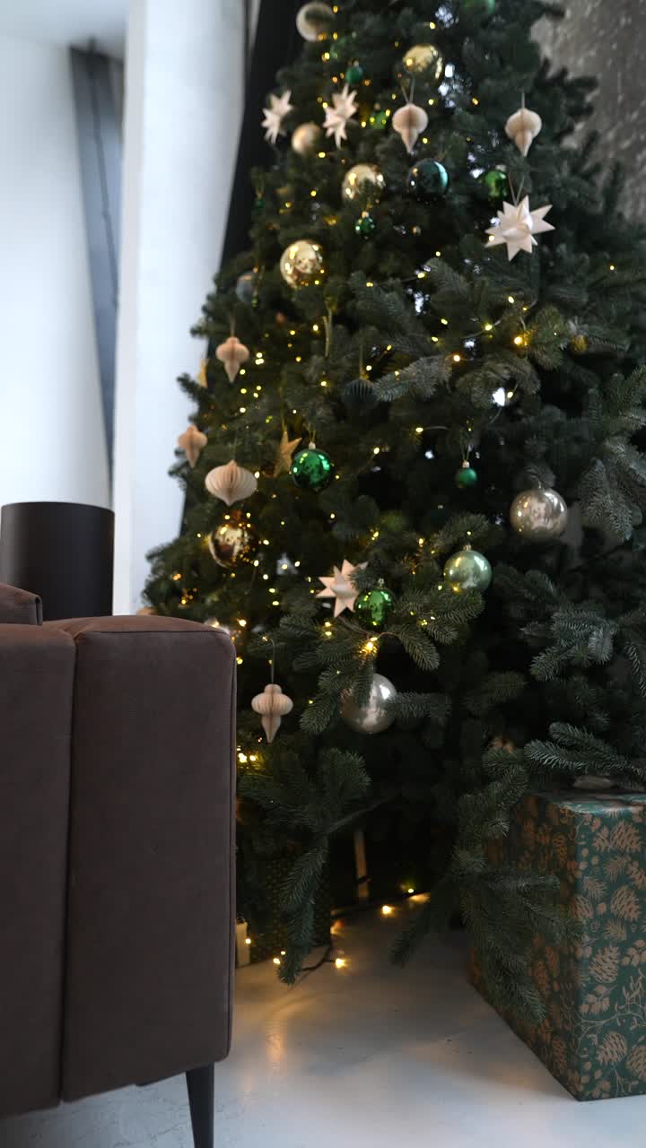 escena de navidad con perro y árbol de navidad