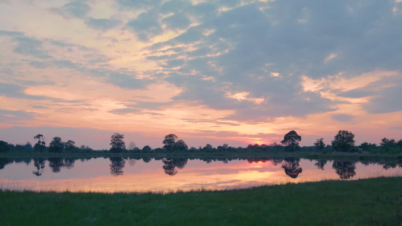 조용 한 호수 위 에 해 가 지는 것