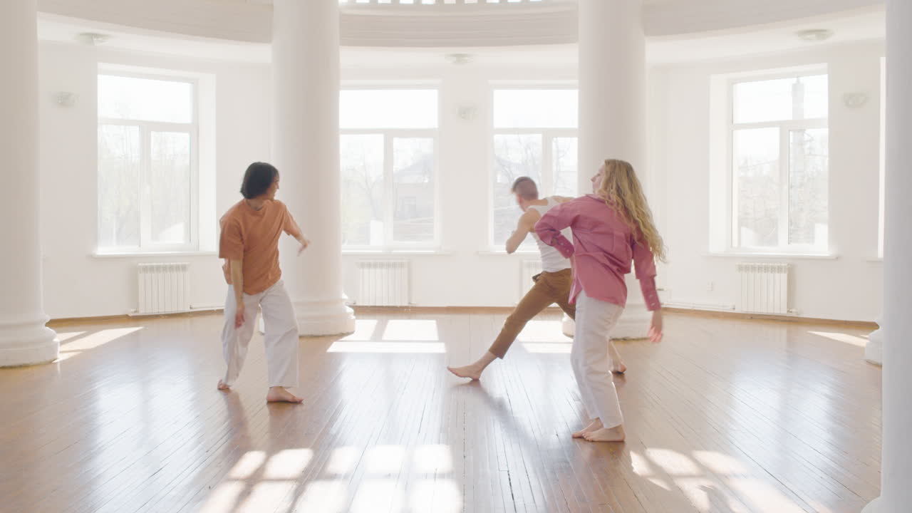 многонациональная группа современных танцоров танцует и двигается по студии 1