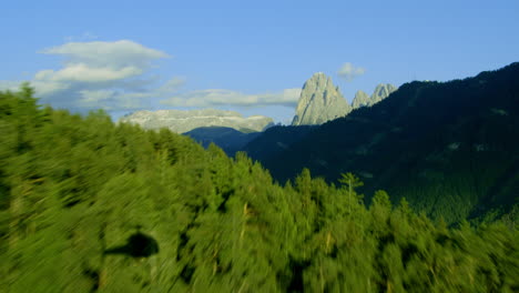vuelo aéreo en helicóptero en las montañas de los alpes de italia en verano