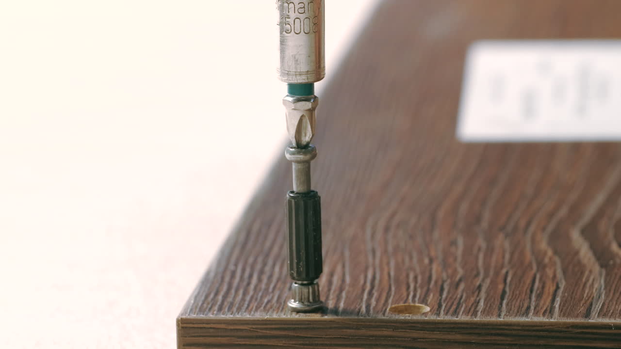 스크리브 드라이버로 가구를 조립하는 것