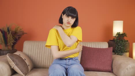 카메라를 바라보는 여자가 가려움증을 느끼고 있습니다.