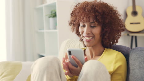 Mujer-Sorprendida-Sosteniendo-El-Teléfono-Después-De-Ganar