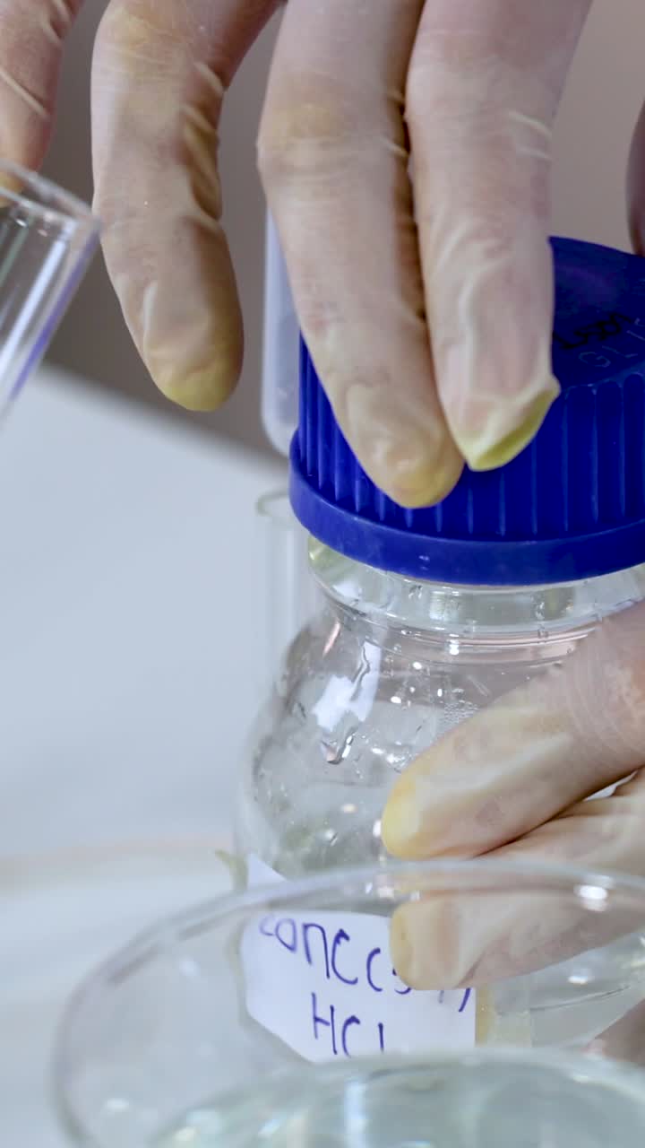 experimentando la reacción del zinc con el ácido clorhídrico