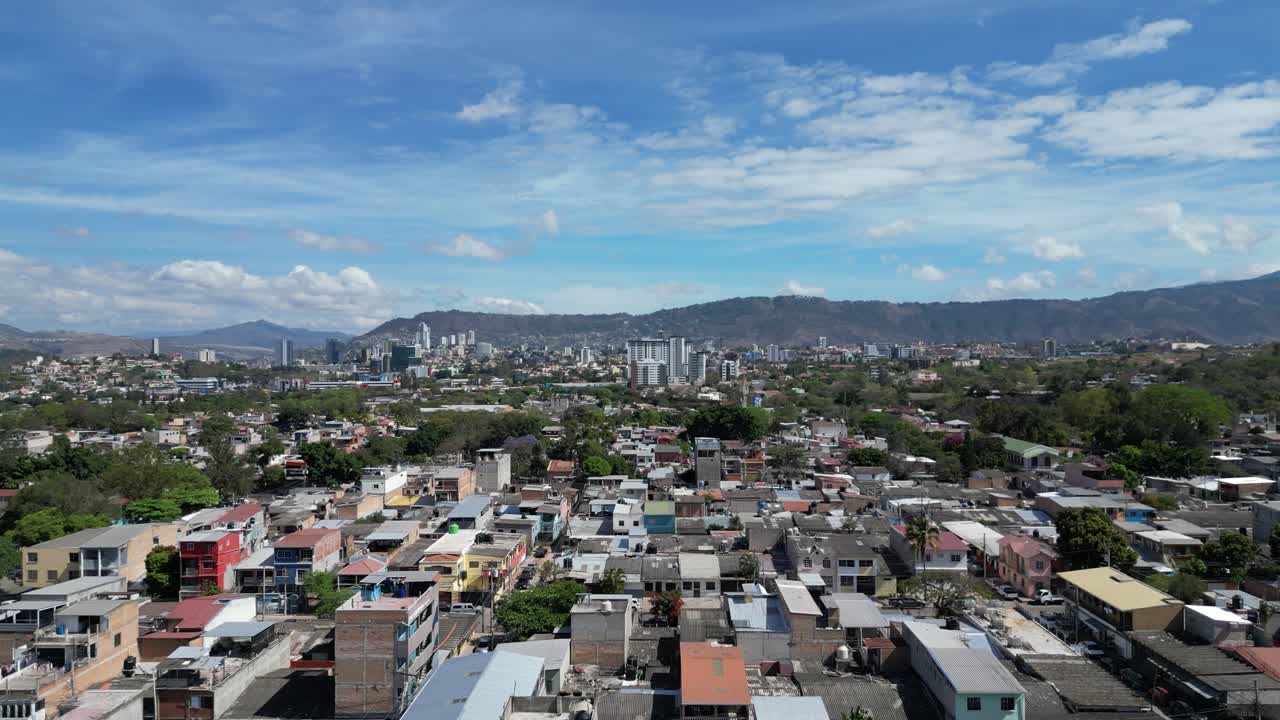 Tegucigalpa, Honduras, Contrast between residential neighborhood and commercial area