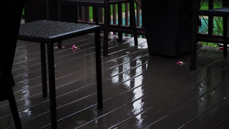 toma estática de una lluvia vespertina sombría en un patio trasero suburbano