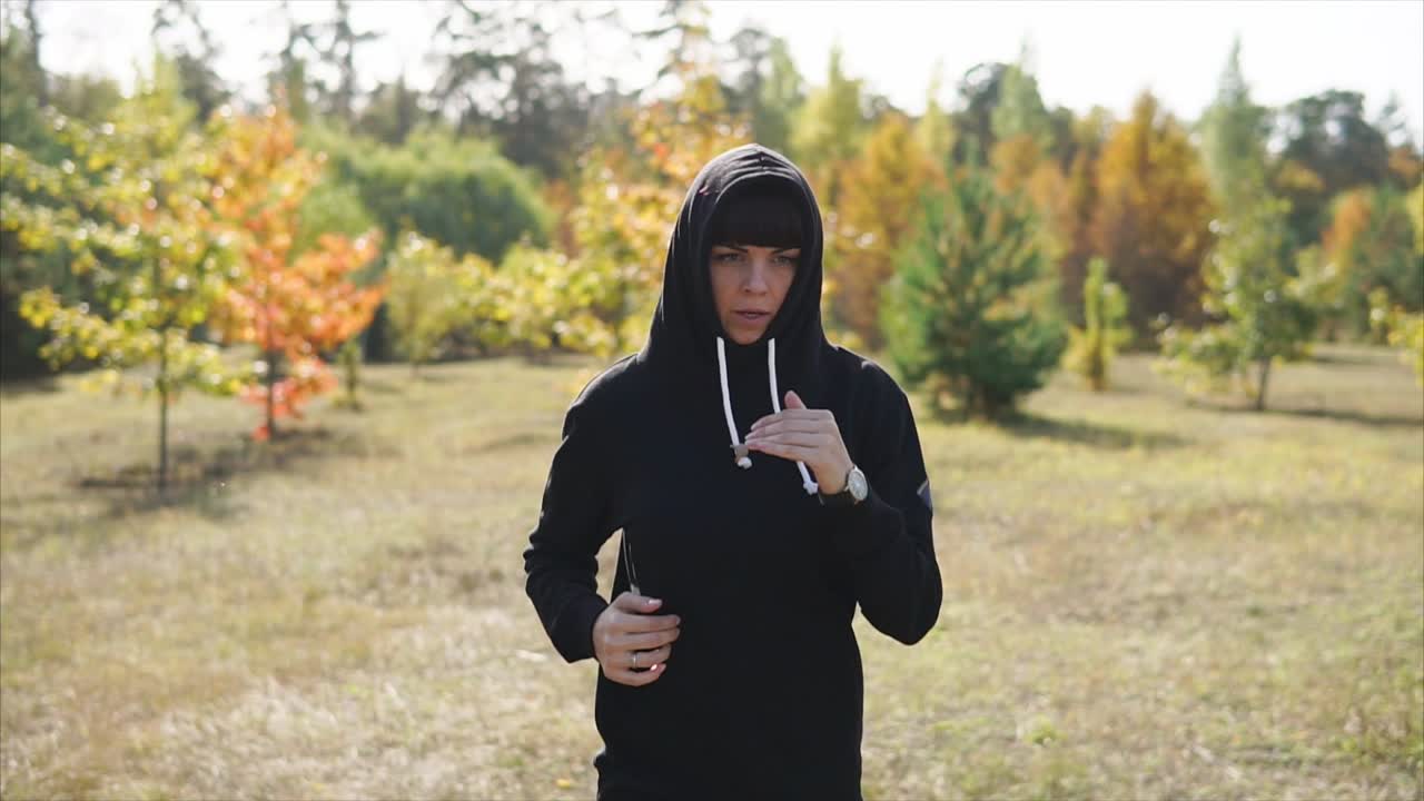 Женщина бежит в осеннем парке