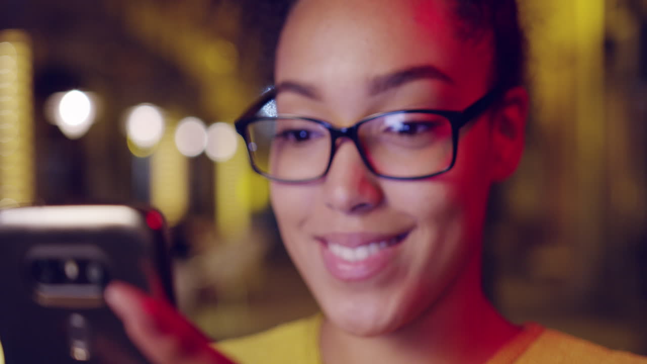 mujer usando teléfono inteligente por la noche sonriendo