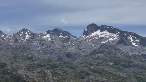 Montañas-Cubiertas-De-Nieve-Picos-De-Europa-Panorámica-Drone-Aéreo