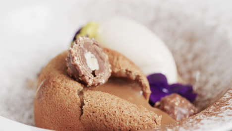 preparados y decorados postre en la cocina, cámara lenta