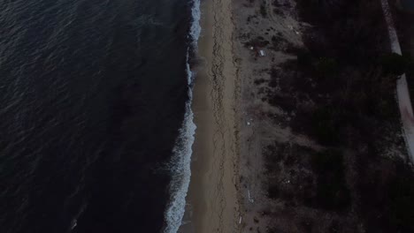 Von-Oben-Nach-Unten-Und-Enthüllen-Eine-Aufnahme-Des-Strandes-Mit-Lagunen-Im-Winter