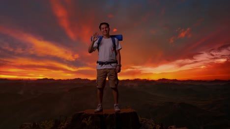 un excursionista feliz en la cima de la montaña al atardecer