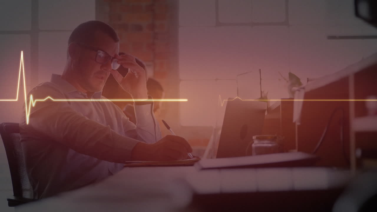 사무실에서 메모를 취하는 스트레스를 받은 백인 남성에 대한 심장 모니터의 애니메이션