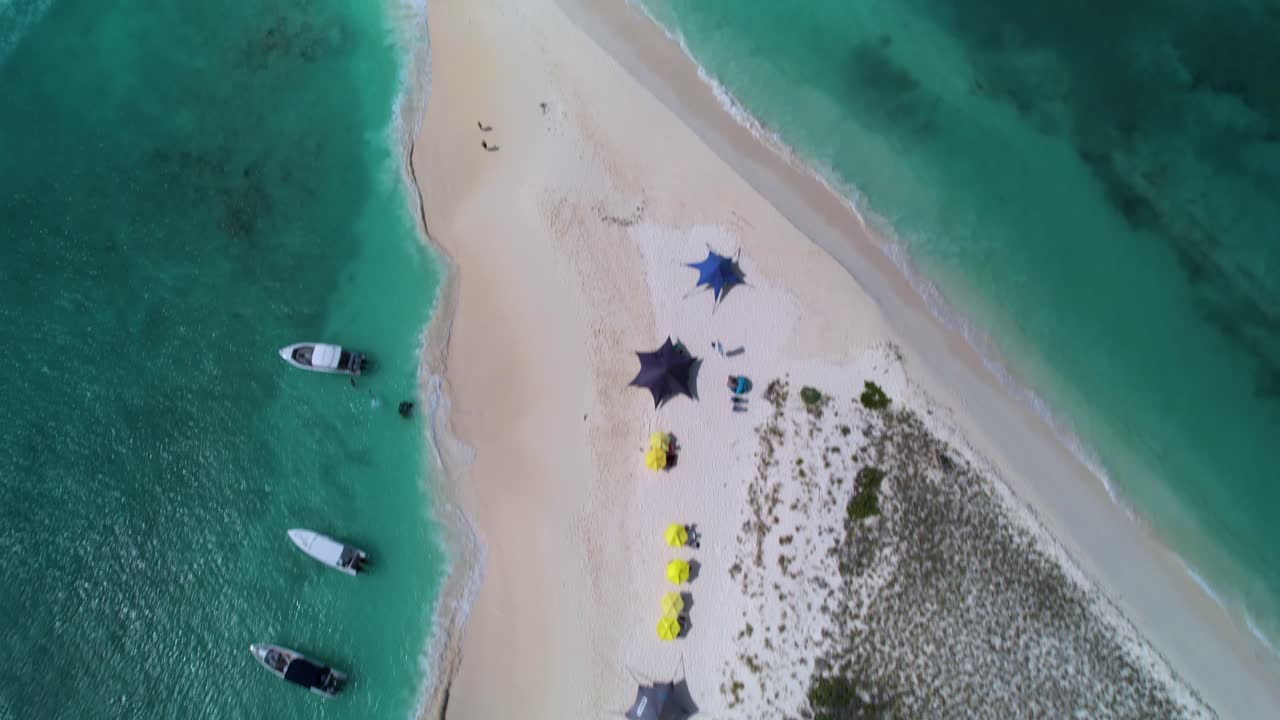 райский тропический пляж с белым песком