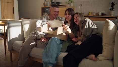 familia celebrando un regalo
