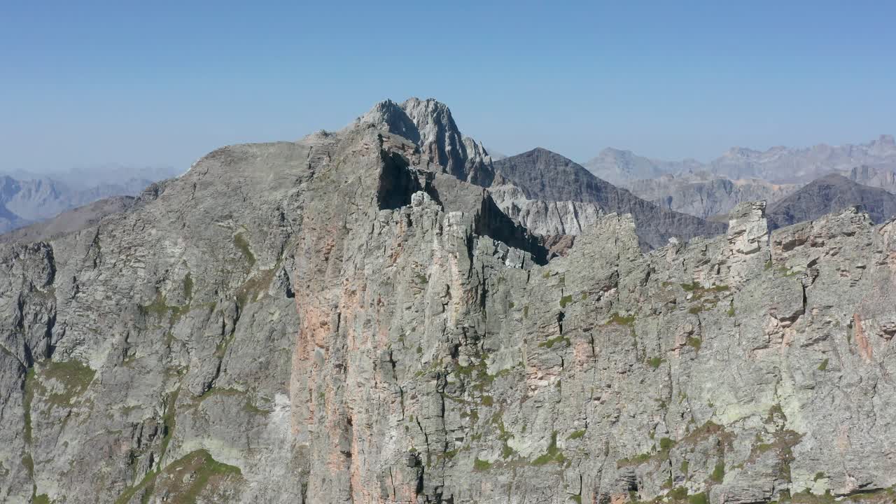 산 위를 비행하는 드론, 측면 이동