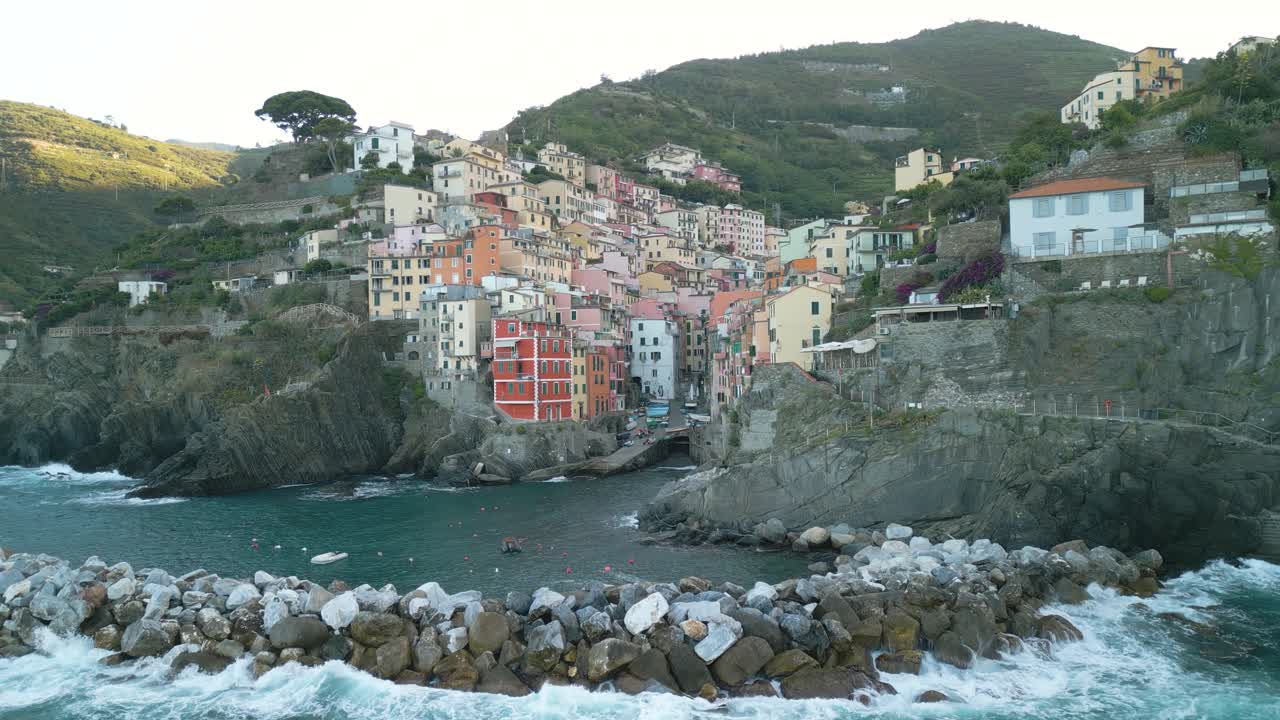 волны разбиваются на волноразрушителе в риомаджоре.