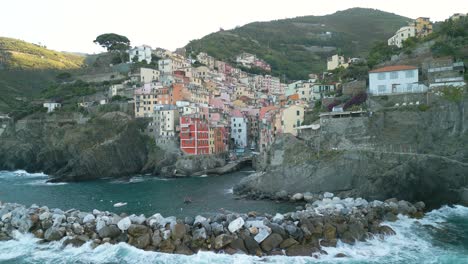 las olas se estrellan en el rompeolas en riomaggiore