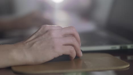 primer plano de la mano de una mujer, haciendo clic con el ratón