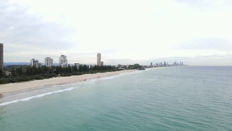 Wohnhochhäuser-An-Der-Küste-Von-Burleigh-Beach-In-Queensland,-Australien