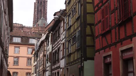 catedral de estrasburgo vista por un callejón instrabourg francia región de alsacia en europa